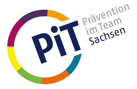 bunter Ring mit blauem PIT-Logo, Schriftzug: Prävention im Team Sachsen