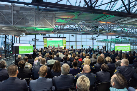 ASSKomm Konferenz ERöffnung mit Blick über das Publikum bis hin zur Bühne vor