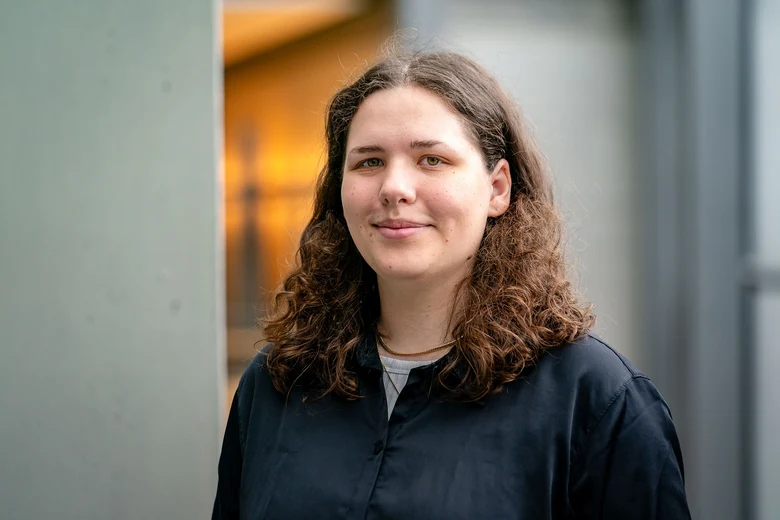 Portraitfoto von Melissa Alisch. Beauftragte für strategische Weiterentwicklung der Sicherheitsanalysen sowie der Gesamtstrategie ASSKomm.