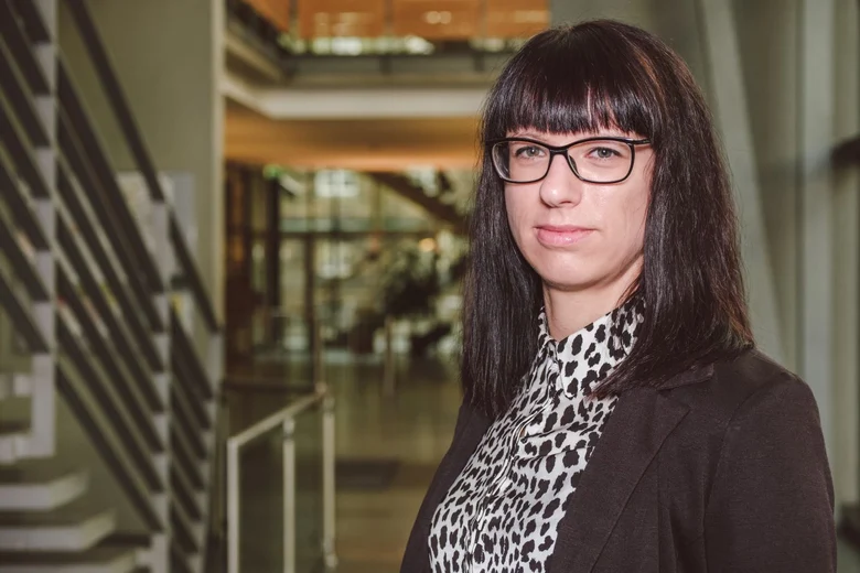 Portraitfoto von Anja Herold-Beckmann. Stellvertretende Geschäftsführerin des Landespräventionsrat und Leiterin des Team Allianz Sichere Sächsische Kommunen (»ASSKomm«).