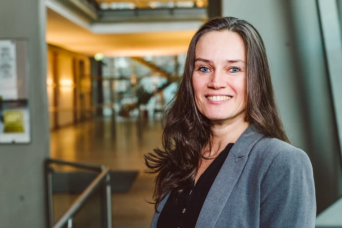 Portraitbild von Marlene Wahode. Beauftragte für Öffentlichkeitsarbeit, Verkehrssicherheit und die Organisation des Landespräventionstag. Sie trägt einen grauen Blazer und lächelt freundlich in die Kamera.