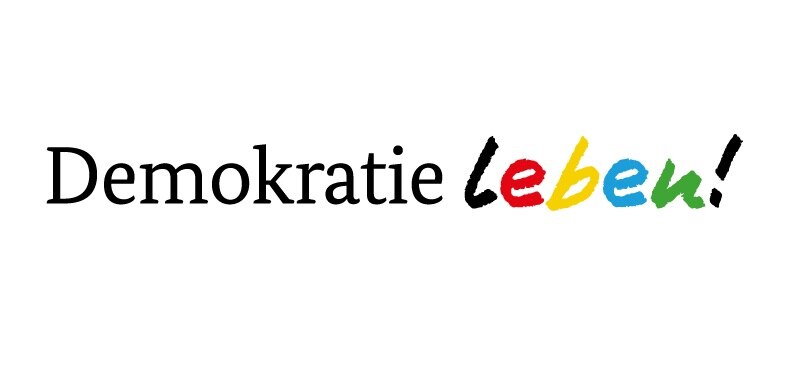 Logo von Demokratie leben - Bundesprogramm auf weißem Grund mit der Schrift Demokratie leben und gefördert durch durch das BMFSFJ