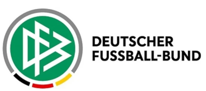 Das Logo des Deutschen Fußball-Bundes besteht aus einem grasgrünem Kreis mit drei ineinander verschränkten weißen Dreiecken, welche die Abkürzung »DFB« suggerieren. Der Kreis ist unten mit den Farben der Deutschlandflagge umrandet.