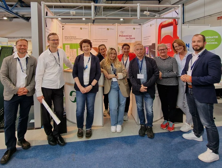 10 Mitarbeitende der Geschäftsstelle Landespräventionsrates am Messestand des LPR