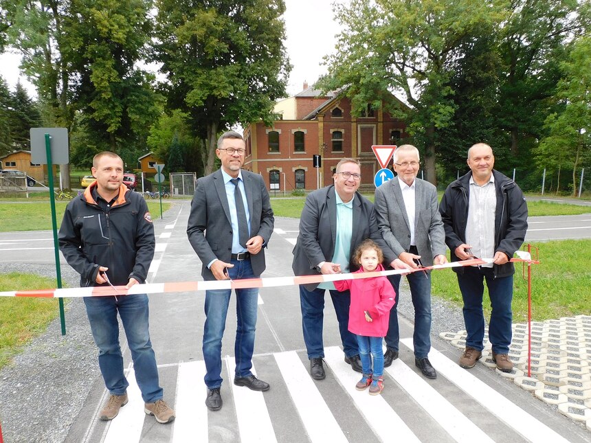 v.l.n.r.; Christian Schubert (Bauleiter), Holger Trautmann (Mitglied der Landesverkehrswacht Sachsen e.V.), Mario Horn (OB Oelsnitz/Vogtland), Thomas Simmert (1. Vorsitzender de Kreisverkehrswacht Vogtland e.V.), Jens Persing (Bauplaner) 