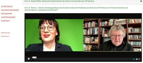 ein Mann und eine Frau sind in einer Videokonferenz und schauen in den Bildschirm