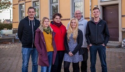 Fanprojek tDresden die Mitarbeiter stehen vor dem organenen Haus des Fanprojektes