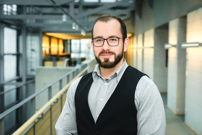 Portraitfoto von Hans Tuschling. Ansprechpartner für die ASSKomm-Landkreise Bautzen, Görlitz und Sächsische Schweiz-Osterzgebirge. Außerdem zuständig für das Thema Sport und Sicherheit, inklusive Stadionallianzen.