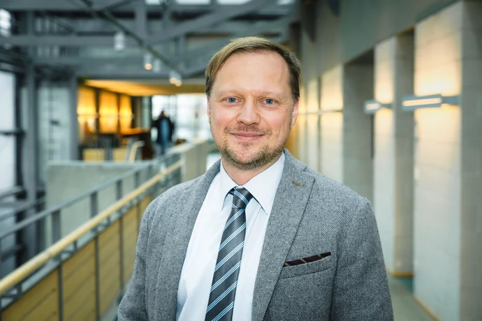 Portraitfoto von Jörg Rudolph. Zuständiger für Prävention im Team (»PiT«), Sport und Sicherheit, Suchtprävention sowie Organisation des Landespräventionstag.