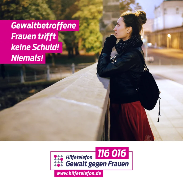 Auf dem Bild sieht man von der Seite eine junge Frau, welche in der Dämmerung an einer Brüstung angelehnt steht.