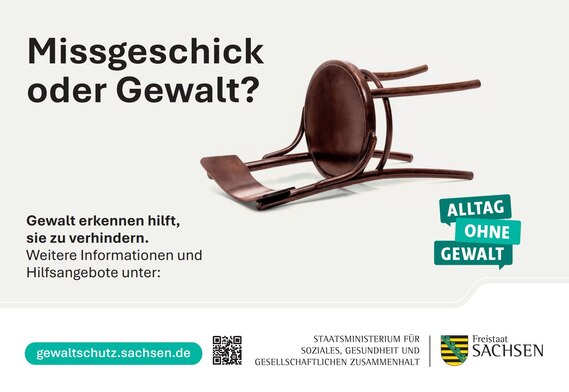 Kampagnenbild ein umgekippter Holzstuhl daneben in schwarzer Schrift Missgeschick oder Unfall?