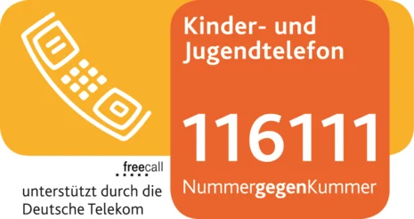 Das rot-orange Logo des Kinder- und Jugendtelefon. Oben links ein weißes Telefonhörersymbol. Darunter der Hinweis: »Unterstützt durch die deutsche Telekom«, »free call« und über die Initiative »NummergegenKummer«.