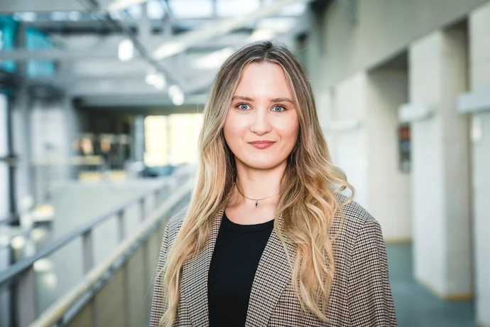 Portraitfoto von Lukrecija Krištapavičiūtė-Nitzsche, Beauftragte für Bekämpfung häuslicher Gewalt und dem Bundesprogramm »Demokratie leben!«. Sie trägt einen karierten Blazer und lächelt freundlich in die Kamera.