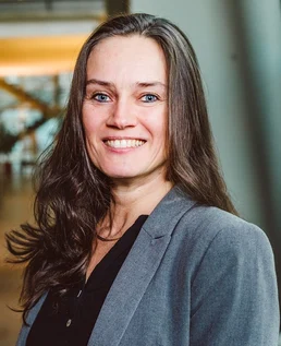 Portraitbild von Marlene Wahode. Beauftragte für Öffentlichkeitsarbeit, Verkehrssicherheit und die Organisation des Landespräventionstag. Sie trägt einen grauen Blazer und lächelt freundlich in die Kamera.