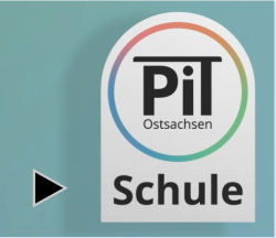 grüner Untergrund mit Logo PIT Schule