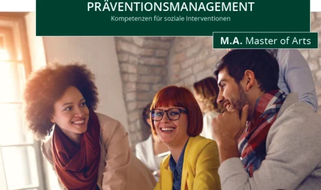 Werbebild für das Masterstudium »Präventionsmanagement«. Eine Gruppe von unterschiedlichen, jungen Erwachsenen sitzt in einer Gruppenarbeit zusammen. Sie lachen gemeinsam.