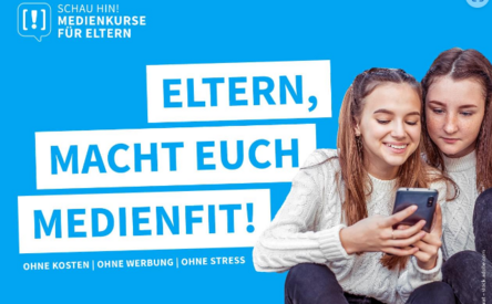 blauer Untergrund darauf zwei Teenagerinnen mit Handy in der Hand und der Information zum Medienkurs für Eltern