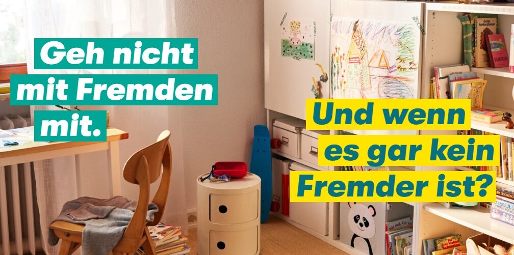 Das Bild zeigt ein Kinderzimmer im Hintergrund mit Grafisch Dargestellten Schrift: Geh nicht mit Fremden mit. Und wenn es gar kein Fremder ist.