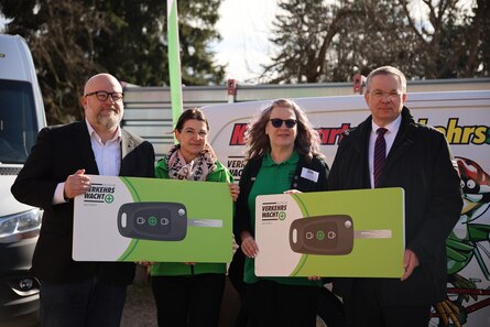 Personen halten symbolisch einen Autoschlüssel für die Jugendverkehrsschulen in der Hand