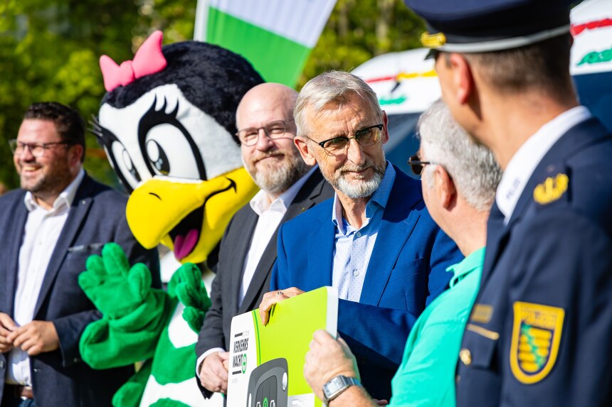 Schlüsselübergabe mit Oberbürgermeister Hohenstein-Ernsthal, Innenminister, Präsident Deutsche Verkehrswacht, Polizeipräsident