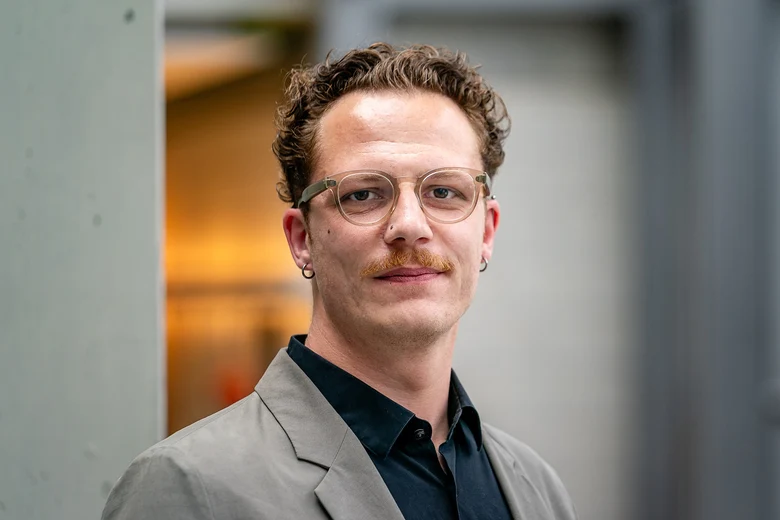 Portraitbild von Fabian Starosta. Beauftragter für Demokratiebildung und Extremismusprävention inklusive Aussteigerprogramm Sachsen.