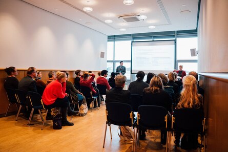 Susann Ruetrich referiert vor ihrer Bildschirmpräsentation mit ihrem