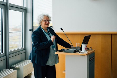 Susann Hampe steht am Rednerpult und spricht zum Publikum