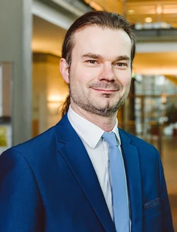 Portraitfoto von dem Geschäftsführer des Landespräventionsrat Sven Forkert. Ein leicht lächelnder Mann mit dunkelblauem Jackett und hellblauer Krawatte.