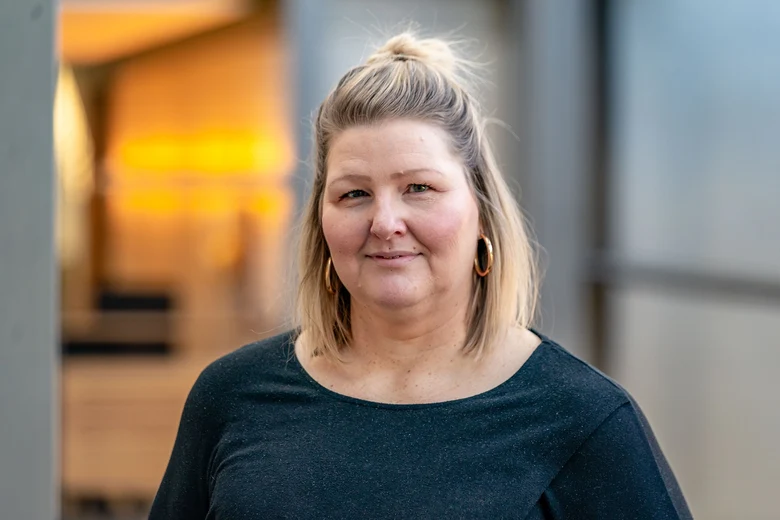 Portraitfoto von Ute Schmidtgen. Beauftrage für das Aussteigerprogramm Sachsen sowie des Bundesprogramm »Zusammenhalt durch Teilhabe«.