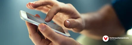 Nahaufnahme von Händen mit einem Smartphone