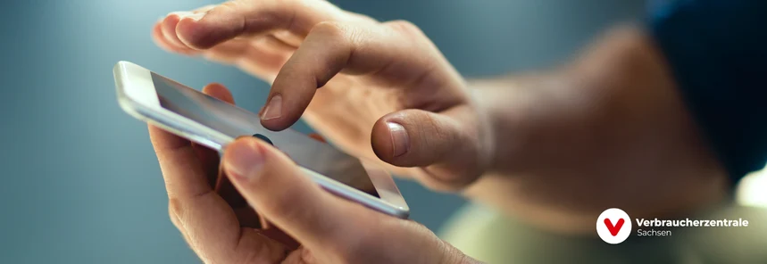 Nahaufnahme von Händen mit einem Smartphone