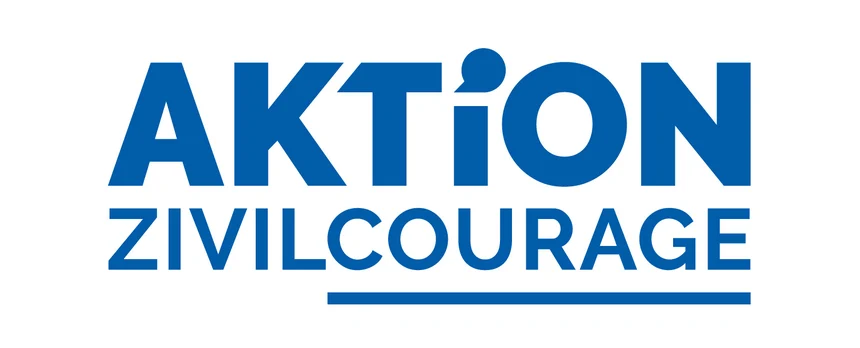 Logo von der Aktion Zivilcourage blaue Schrift auf weißem Untergrund