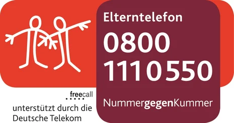Rotes Logo des Elterntelefons. Zwei zusammenstehende Strichfiguren abgebildet. Unter der Nummer des Elterntelefons »0800 1110550« steht der Hinweis »free call« , »unterstützt durch die Deutsche Telekom« und die Initiative »NummergegenKummer«.