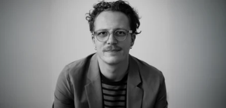 Portraitbild von Fabian Starosta lächelnd in die Kamera