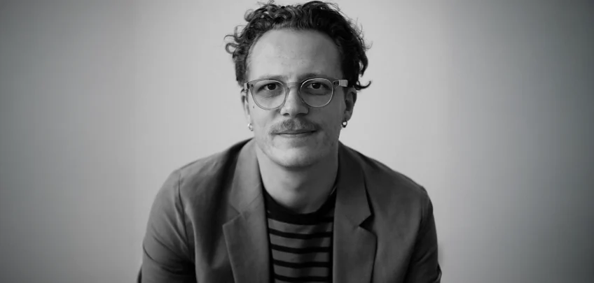 Portraitbild von Fabian Starosta lächelnd in die Kamera